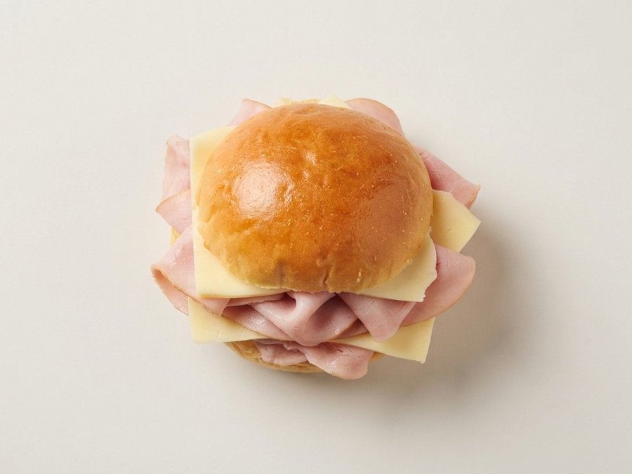 Chip de brioche con el jamón y el queso desbordando por los costados