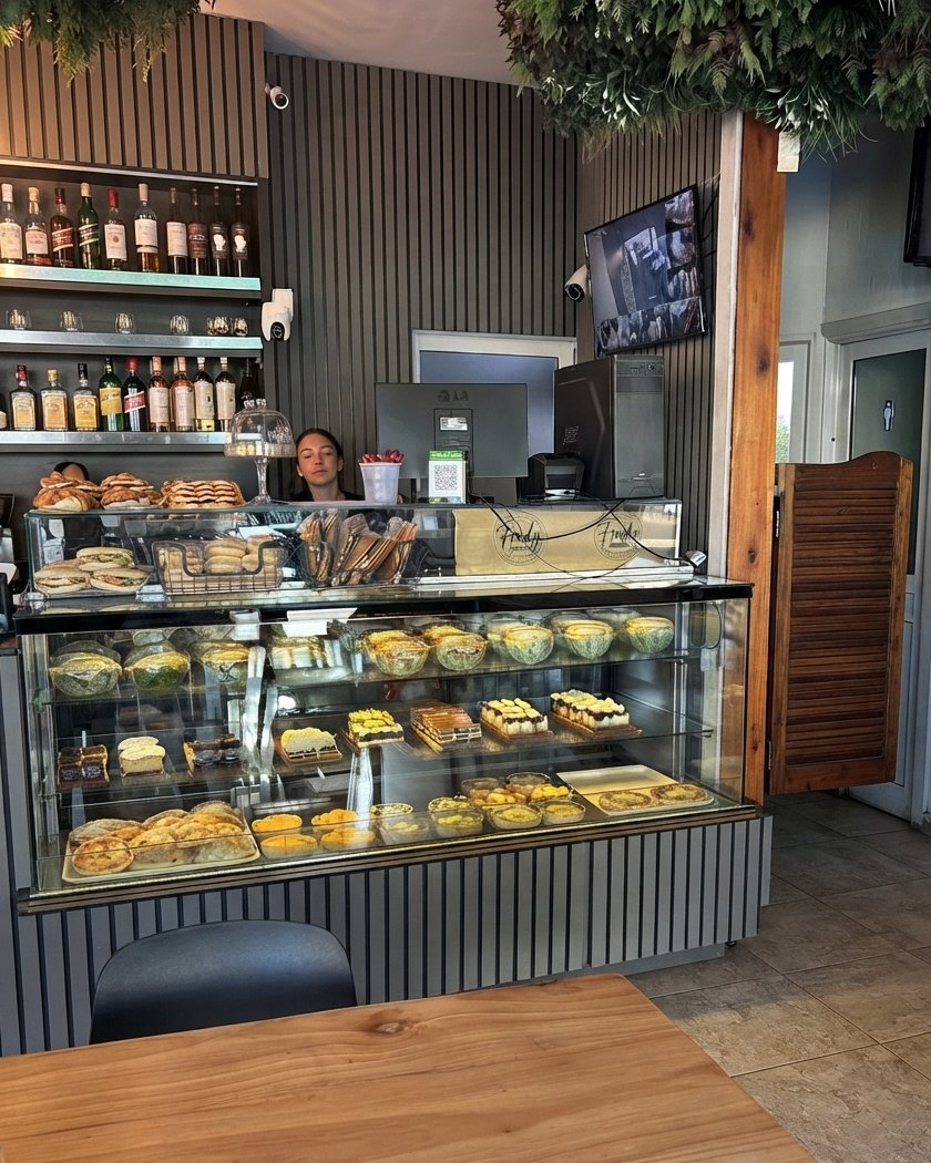 El mostrador con la vitrina de sándwiches y pastelería